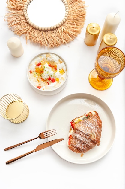 Kolacja domowa, talerz z jedzeniem